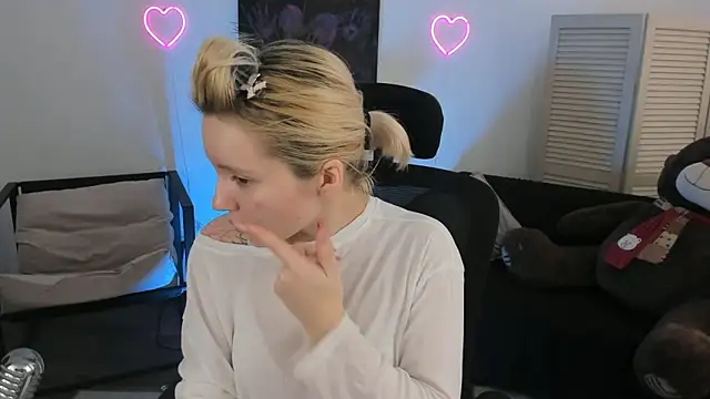 Snapshot of AuroraWrenfield chatting on February 4, 2026, 7:36 am AuroraWrenfield online show from February 4, 2026, 7:36 am