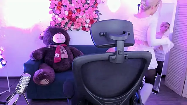 AuroraWrenfield online show from April 15, 2026, 4:29 am