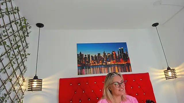 carolinacrus01 online show from September 21, 2025, 4:12 pm