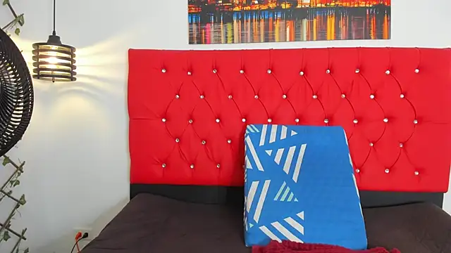 carolinacrus01 online show from October 22, 2025, 3:33 pm