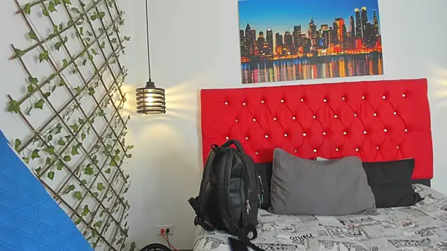 carolinacrus01 online show from October 4, 2025, 3:46 pm