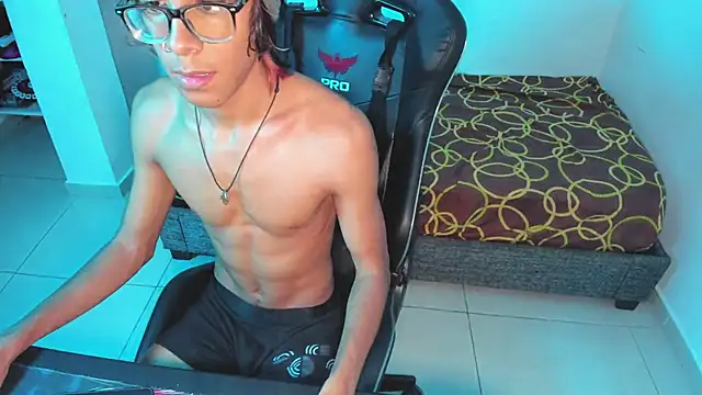 Andrewpetrikov  online show from November 4, 2025, 11:19 pm