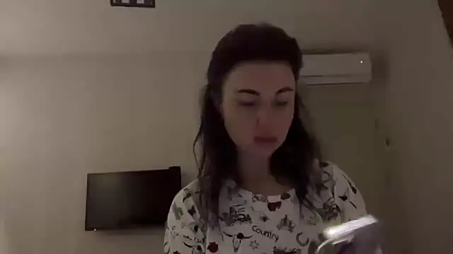 Snapshot of Gilin1 chatting on February 8, 2026, 8:06 pm Gilin1 online show from February 8, 2026, 8:06 pm