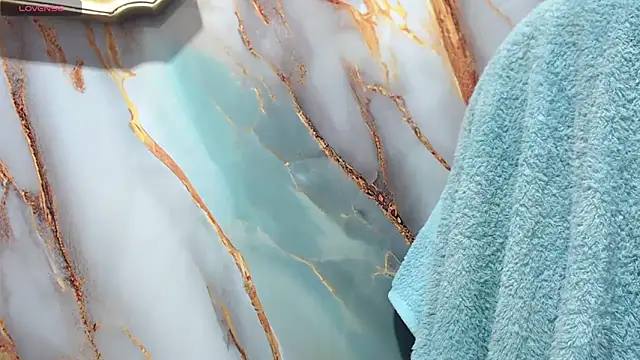 Lucia Spear online show from October 2, 2025, 1:36 pm