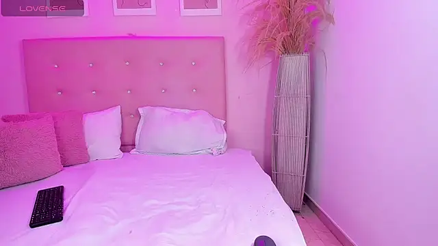 ANNIE DOLCE  online show from February 5, 2026, 10:49 pm