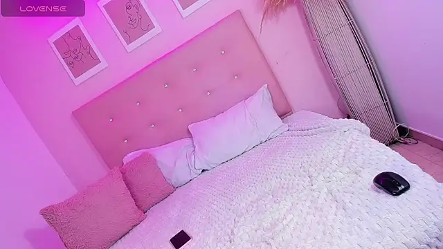 ANNIE DOLCE  online show from October 24, 2025, 9:03 pm