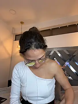 Hanna Cornee  online show from November 14, 2025, 1:59 pm