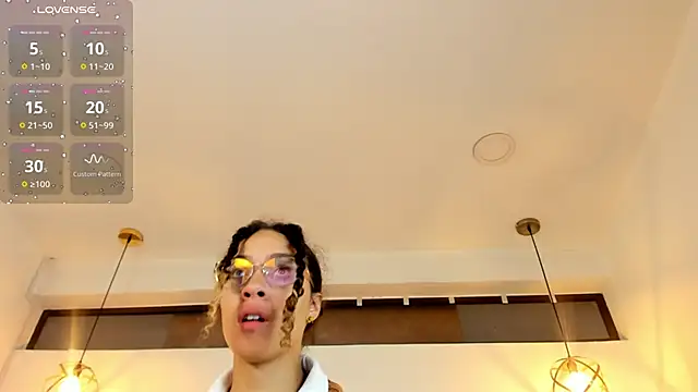 Hanna Cornee  online show from November 17, 2025, 1:37 pm