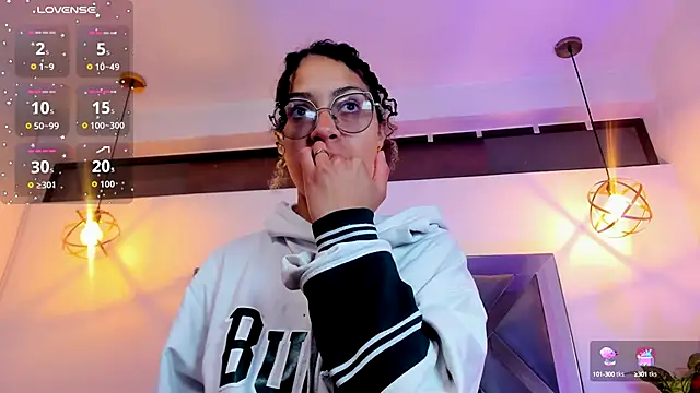 Hanna Cornee  online show from October 8, 2025, 1:34 pm