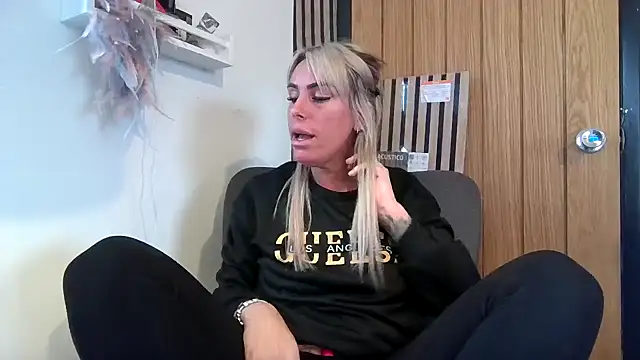 poppyinga1 online show from March 4, 2026, 9:39 am