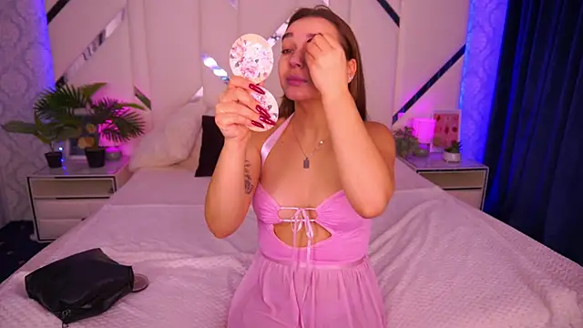 Snapshot of UrMuseOn chatting on October 21, 2025, 6:24 am UrMuseOn online show from October 21, 2025, 6:24 am