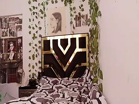 lucywhite13 online show from September 17, 2025, 7:27 pm