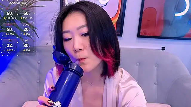 Snapshot of AikoYamada chatting on October 6, 2025, 9:43 am AikoYamada online show from October 6, 2025, 9:43 am