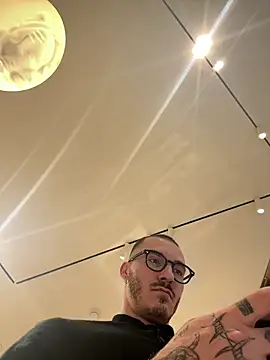 xAaronx9095 online show from September 28, 2025, 12:06 am
