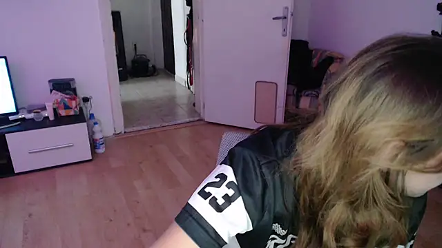 Snapshot of Aliens4twenty chatting on October 28, 2025, 1:21 pm Aliens4twenty online show from October 28, 2025, 1:21 pm