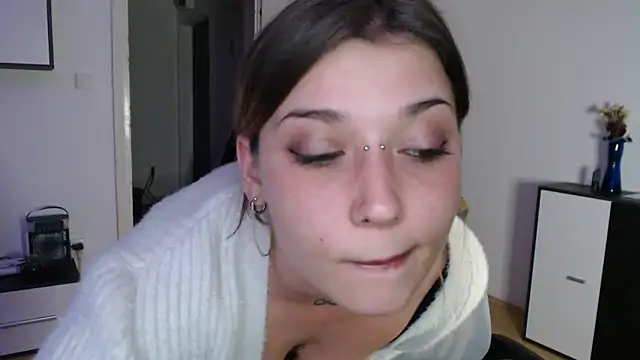 Snapshot of Aliens4twenty chatting on October 4, 2025, 7:04 pm Aliens4twenty online show from October 4, 2025, 7:04 pm