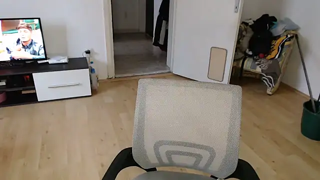 Snapshot of Aliens4twenty chatting on September 21, 2025, 5:23 am Aliens4twenty online show from September 21, 2025, 5:23 am