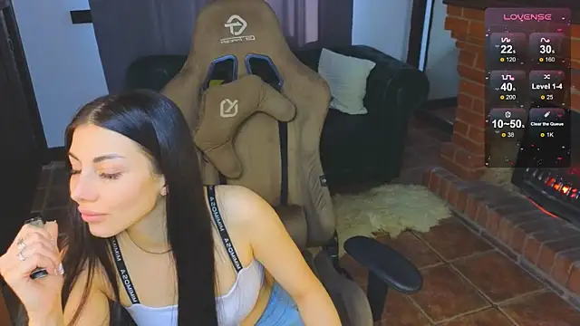 Snapshot of Emmi_Swon chatting on October 19, 2025, 5:43 am Emmi Swon online show from October 19, 2025, 5:43 am