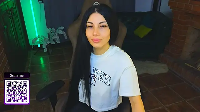 Snapshot of Emmi_Swon chatting on September 29, 2025, 8:58 pm Emmi Swon online show from September 29, 2025, 8:58 pm