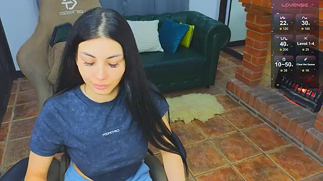 Snapshot of Emmi_Swon chatting on October 17, 2025, 6:43 pm Emmi Swon online show from October 17, 2025, 6:43 pm