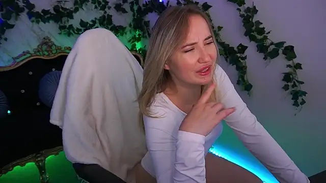 Snapshot of SofieBloom chatting on September 12, 2025, 3:56 pm SofieBloom online show from September 12, 2025, 3:56 pm