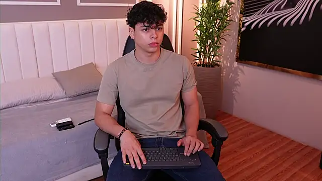 Snapshot of Ethan_occonor chatting on October 23, 2025, 12:37 pm Ethan occonor online show from October 23, 2025, 12:37 pm