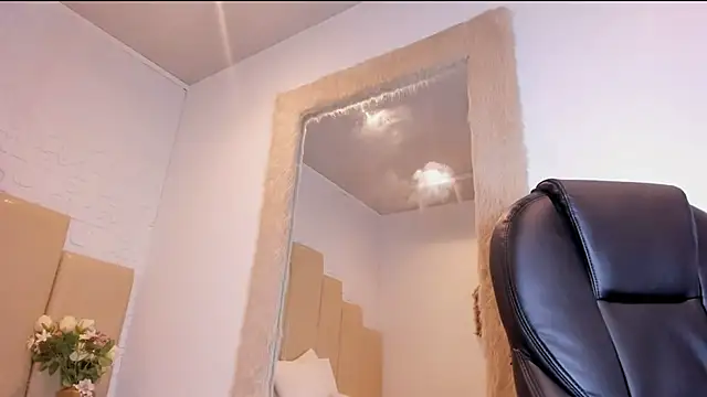 Snapshot of NicolleMonroe_ chatting on October 15, 2025, 3:31 pm NicolleMonroe  online show from October 15, 2025, 3:31 pm