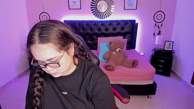 Snapshot of LolaVillalobos chatting on February 4, 2026, 12:00 pm LolaVillalobos online show from February 4, 2026, 12:00 pm