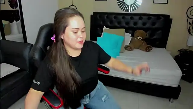 LolaVillalobos online show from September 24, 2025, 11:28 am