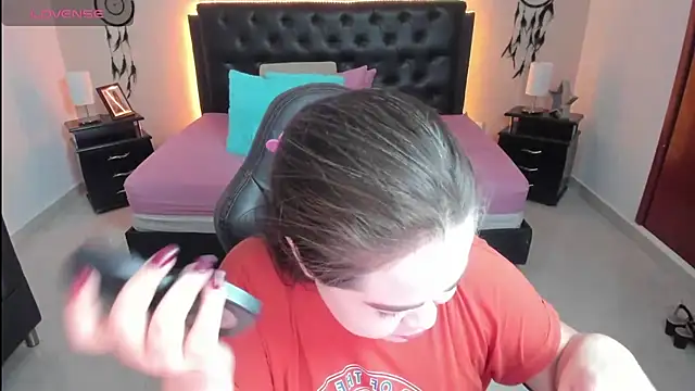 LolaVillalobos online show from September 29, 2025, 1:50 pm