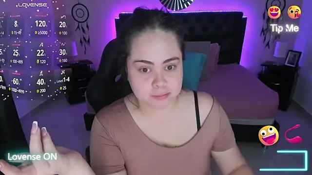 LolaVillalobos online show from November 3, 2025, 12:42 pm