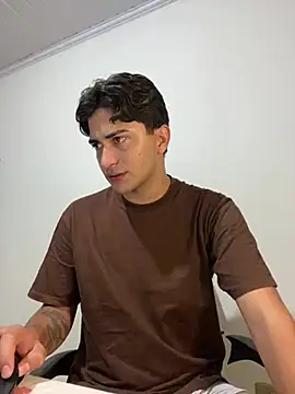 Tavinho067 online show from April 18, 2026, 4:37 am