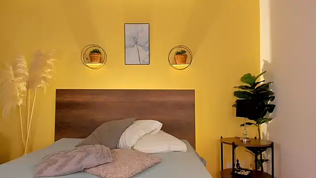 Keily-w online show from October 13, 2025, 8:54 pm