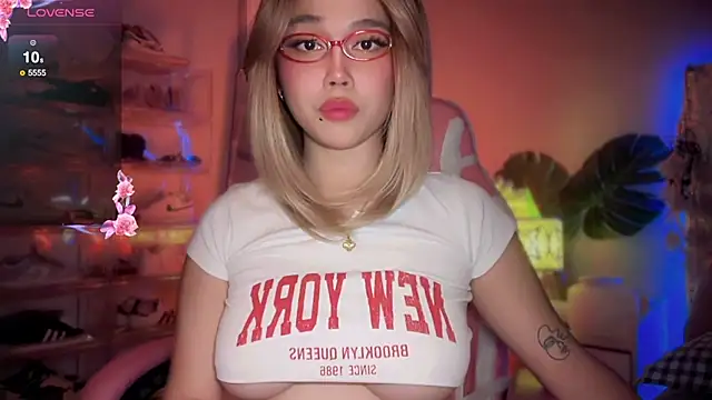 SarasayTS online show from September 25, 2025, 4:57 pm