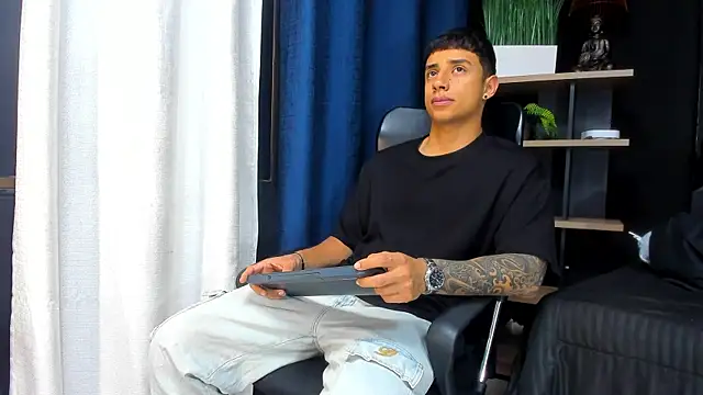 jaze bradley online show from December 22, 2025, 11:32 am