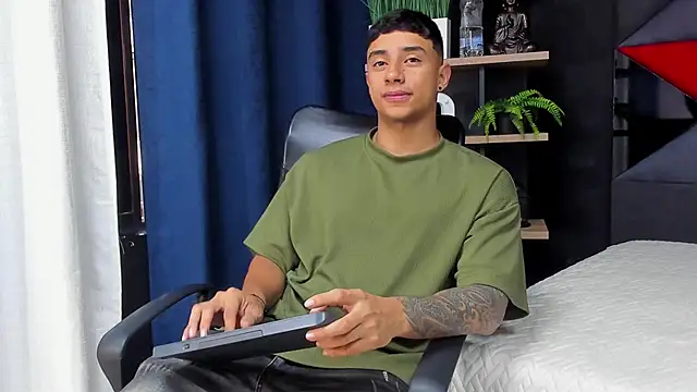 jaze bradley online show from November 26, 2025, 11:21 am