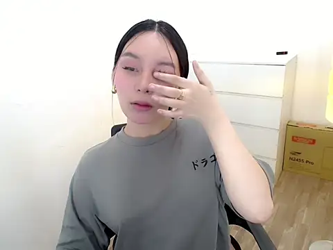 holly tabby online show from November 15, 2025, 7:18 pm