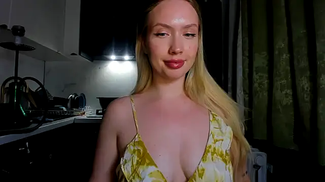 NicoleRiccii online show from September 17, 2025, 8:44 pm