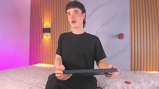 Snapshot of austin_rouse chatting on October 21, 2025, 7:35 pm austin rouse online show from October 21, 2025, 7:35 pm