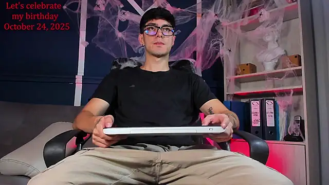 Snapshot of etham_wolf_ chatting on October 16, 2025, 11:18 am etham wolf online show from October 16, 2025, 11:18 am