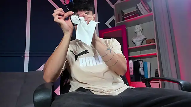 etham wolf  online show from December 15, 2025, 12:33 pm