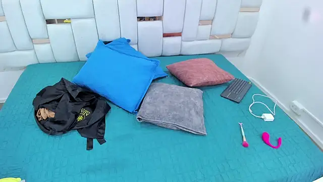 MiiaSmith   online show from December 21, 2025, 9:37 pm