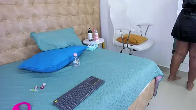 MiiaSmith   online show from September 19, 2025, 8:35 pm