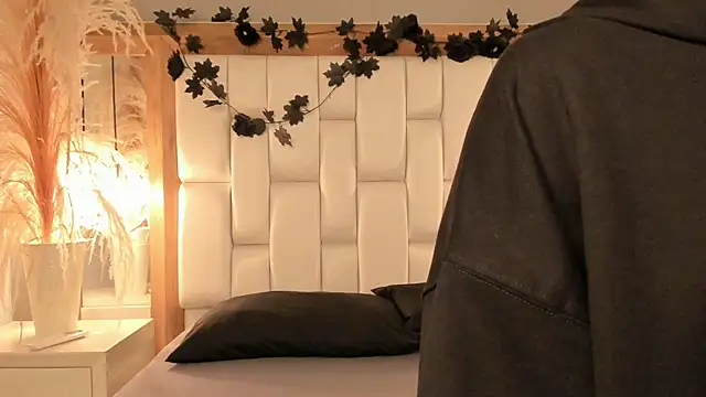 Daphne And Roger online show from December 14, 2025, 1:49 pm