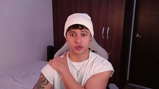 domsantiago  online show from September 21, 2025, 4:28 am