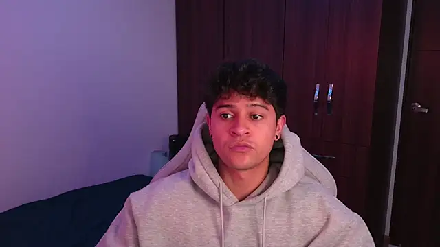 domsantiago  online show from October 8, 2025, 2:24 am