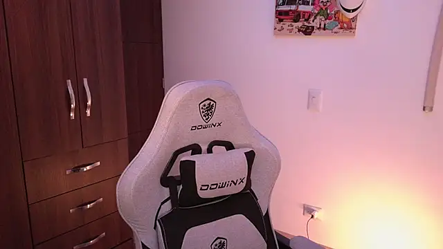 domsantiago  online show from October 19, 2025, 4:59 am