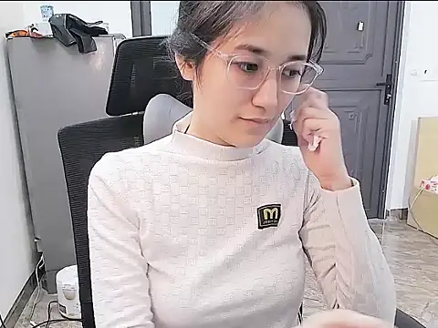 Shulee21 online show from October 20, 2025, 3:41 am