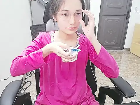 Shulee21 online show from October 29, 2025, 4:44 am