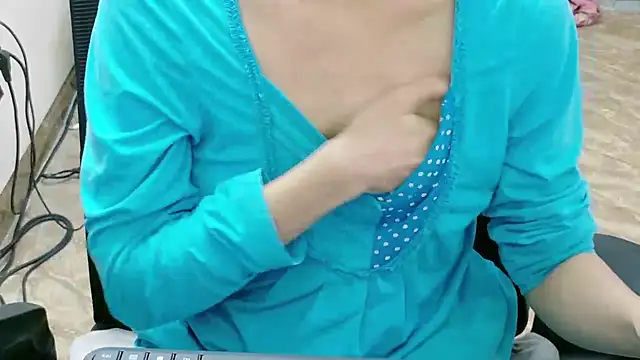 Shulee21 online show from October 31, 2025, 2:52 am